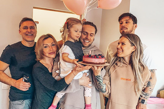 Рита Дакота устроила домашнюю вечеринку для дочери с бывшим мужем Владом Соколовским и новым бойфрендом