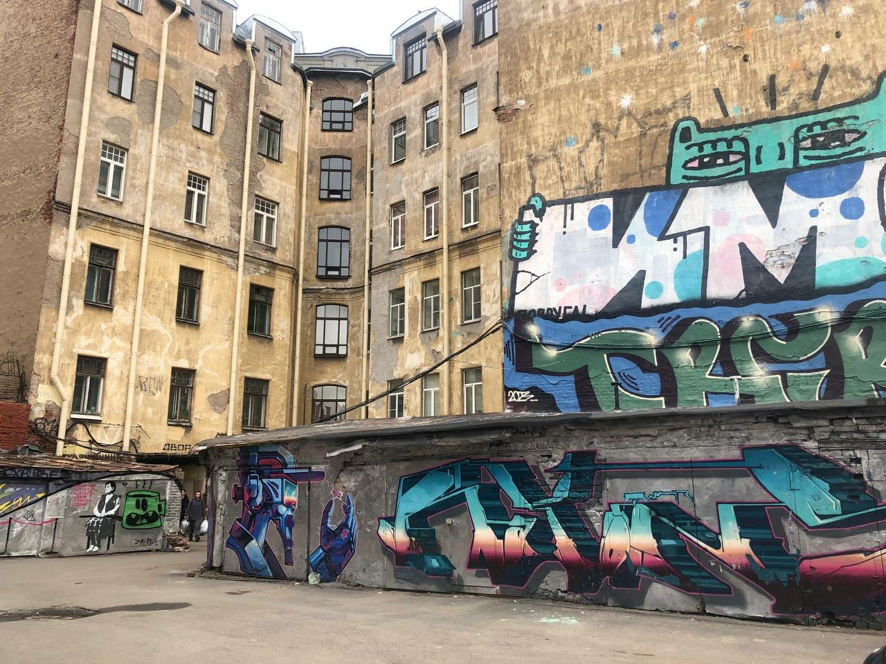 В центре Петербурга поймали граффитистов, рисовавших на историческом здании