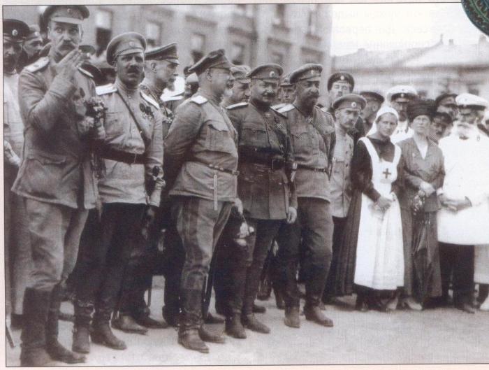 Генерал-лейтенант Генерального штаба Антон Иванович Деникин на Николаевской площади. Город Харьков, июнь 1919 года.