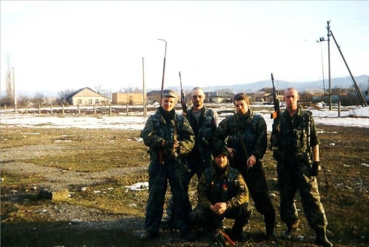 Коротков (стоит второй слева) в Чечне