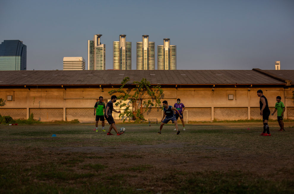 Футбол на открытой площадке в Бангкоке, Таиланд