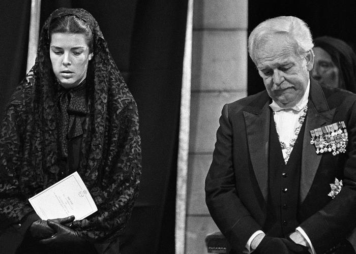 Князь с дочерью на похоронах супруги. / Фото: independent.co.uk