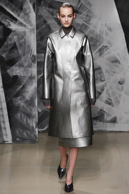 Модель в серебристом пальто ниже колен от Jil Sander - модные пальто осень 2016, зима 2017