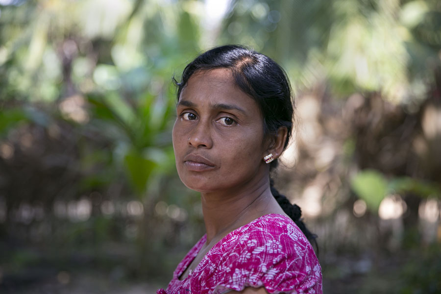 44%  саперов , работающих на минных полях Шри-Ланки , -  это женщины Война и мир