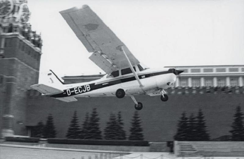 28 мая 1987 — на Красной площади в Москве приземлился спортивный самолёт Матиаса Руста 28 мая 1987 — на Красной площади в Москве приземлился спортивный самолёт Матиаса Руста