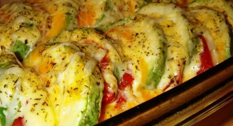 Для любителей овощных блюд: кабачки, запеченные с помидором и сыром в духовке