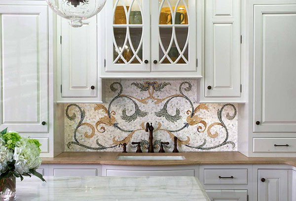 Оригинальный фартук из мозаики на кухне в классическом стиле