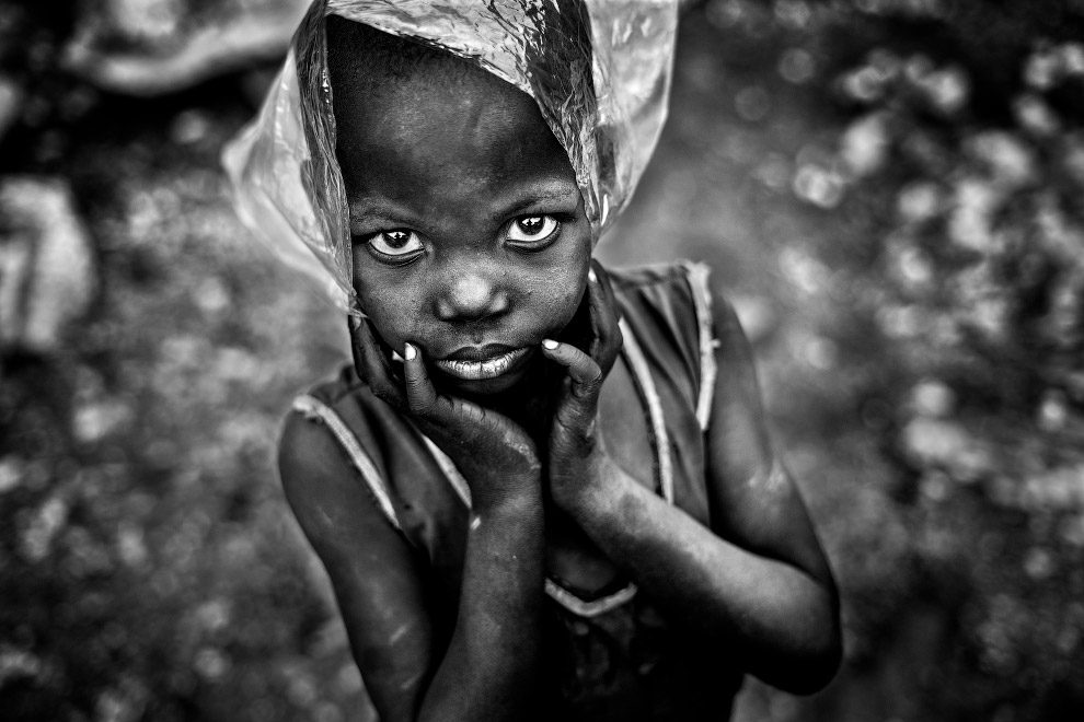 Мальчик с пластиковым пакетом на голове в Буркина-Фасо