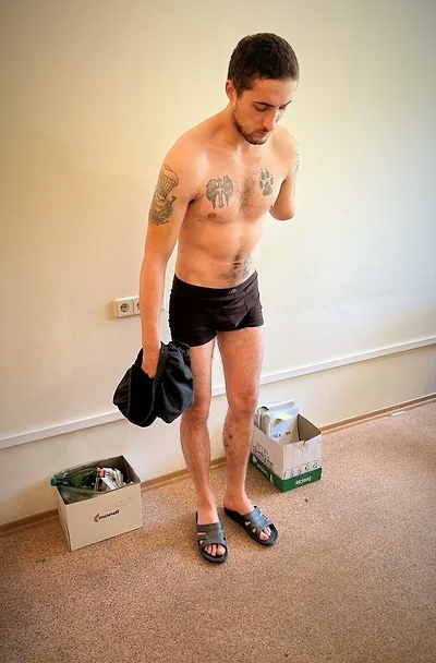 Украинского морпеха обвинили в попытке жестокого убийства военнопленного: «Резал, как кабана» ﻿