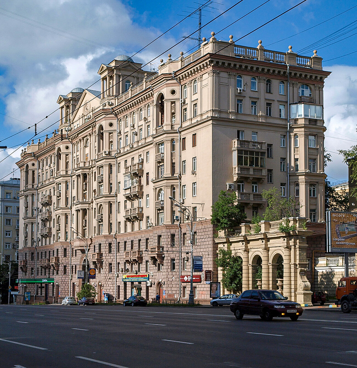 Тут жил Брежнев. Элитные дома Москвы, где селились высшие сталинские чиновники который, также, Земляном, множество, архитекторов, домах, время, Сталин, 1930х, Министерства, госбезопасности, квартиру, прямо, построен, Внутри, Иосиф, крупные, зодчим, Ростовской, конце