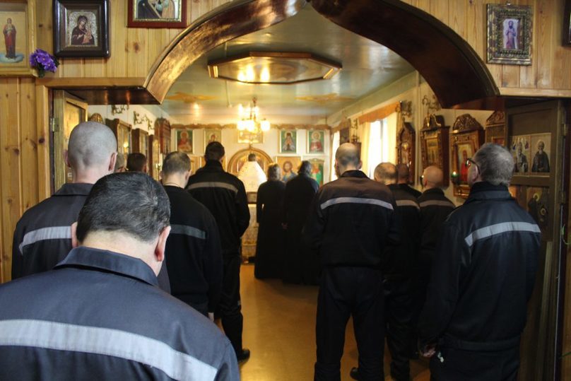 пенитенциарная преступность. полны осуждений. осуждение общества. клетка человека. полны осуждений.