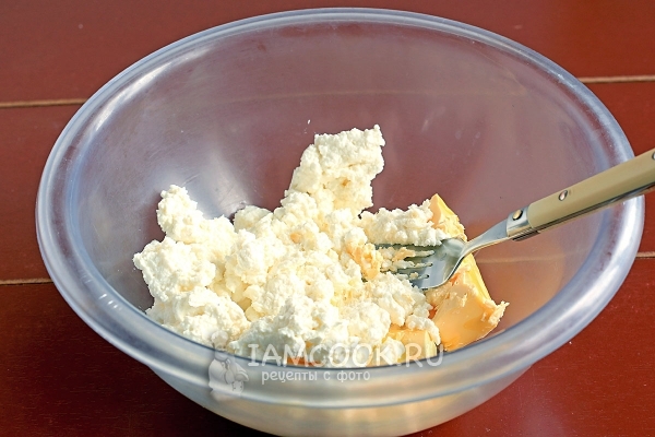 Соединить творог с маслом