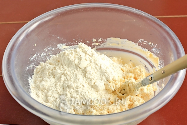 Всыпать муку и разрыхлитель