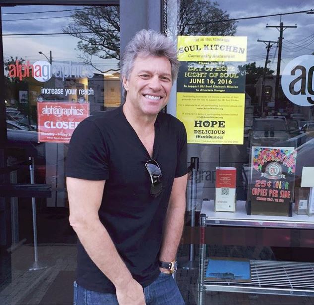 Джон Бон Джови открыл два ресторана — люди без денег могут есть в них бесплатно Джон Бон Джови открыл два ресторана — люди без денег могут есть в них бесплатно Джон Бон Джови,заморские звезды,новости,певец,шоубиz,шоубиз