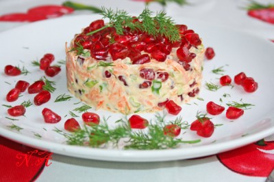 Салат с морковью,тунцом и гранатом