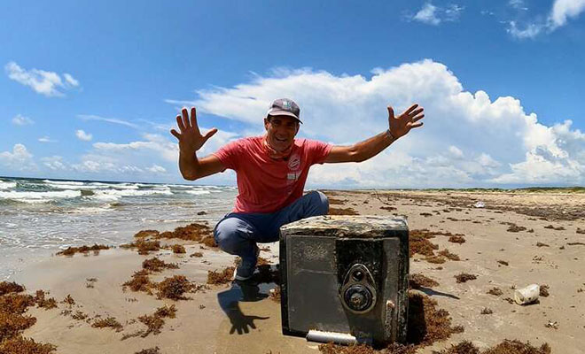 Не берет лом и пила: люди попытались вскрыть странный сейф, который выбросило на пляж 