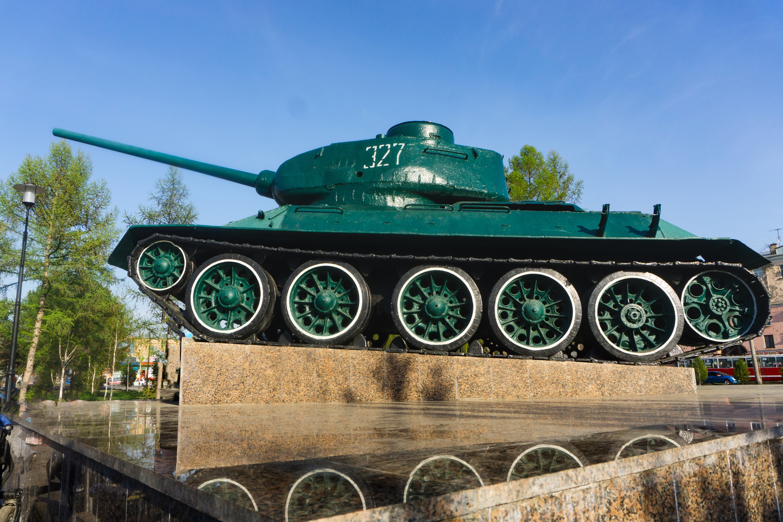 Купить танк в омске. Памятник танк т-34 Омск. Омский танк т34 памятник. Танки т34 в Омске. Т34 в Омске.