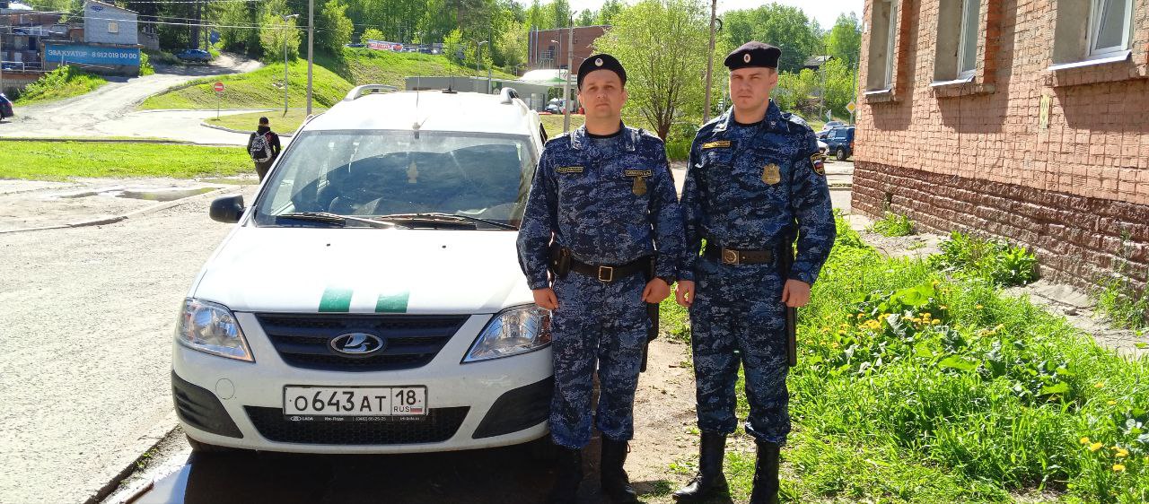 В Воткинске судебные приставы доставили в больницу пострадавшего после падения на лестнице должника