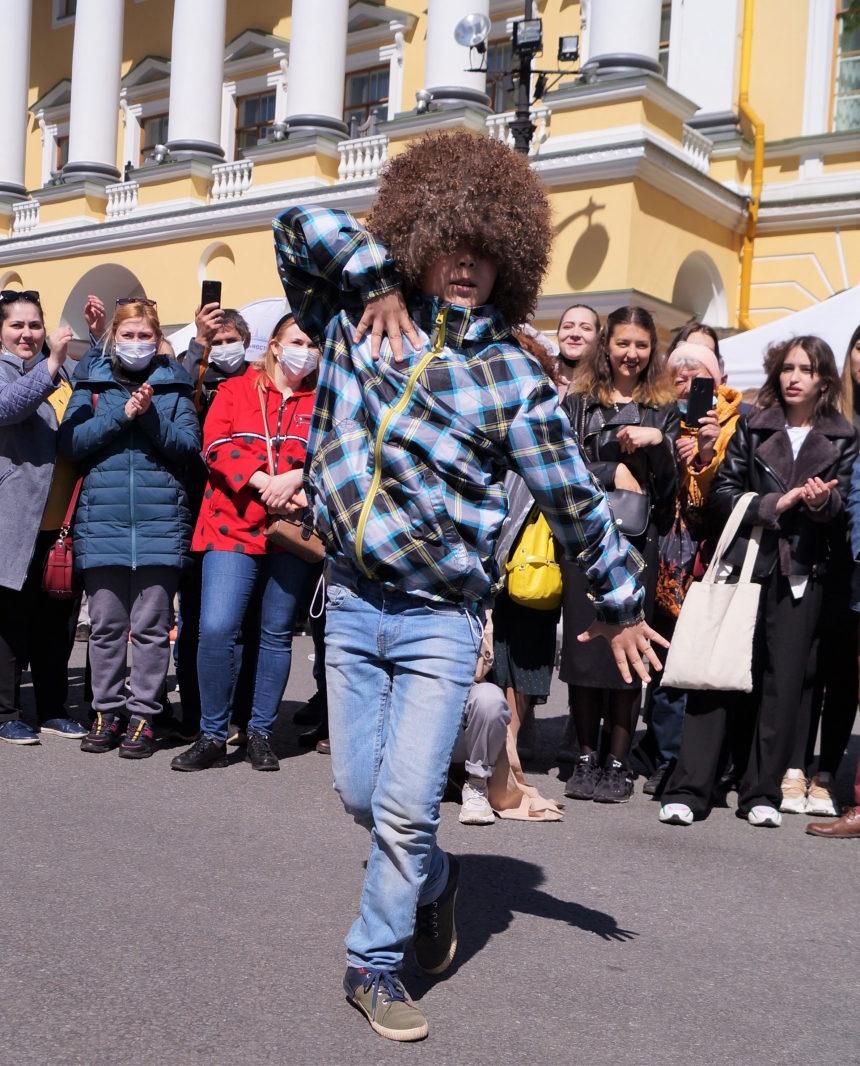 Невесты, шаманы и обереги: что произошло на "Балу национальностей" в Петербурге 