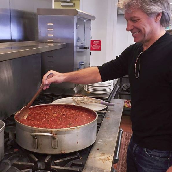 Джон Бон Джови открыл два ресторана — люди без денег могут есть в них бесплатно