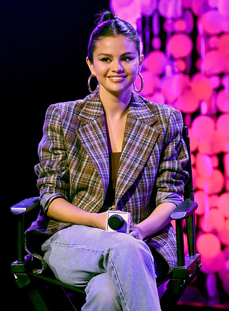 Селена Гомес замечена на нескольких свиданиях с баскетболистом Джимми Батлером Селена Гомес замечена на нескольких свиданиях с баскетболистом Джимми Батлером Звезды,Звездные пары