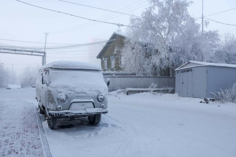 Автобус УАЗ на одной из улиц города. Температура минус 48 градусов