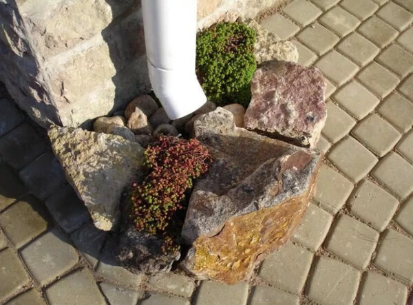 Зачем класть камни под водосток? Зачем класть камни под водосток? советы