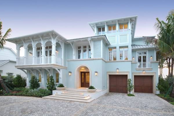 Фасад частного дома в голубом цвете