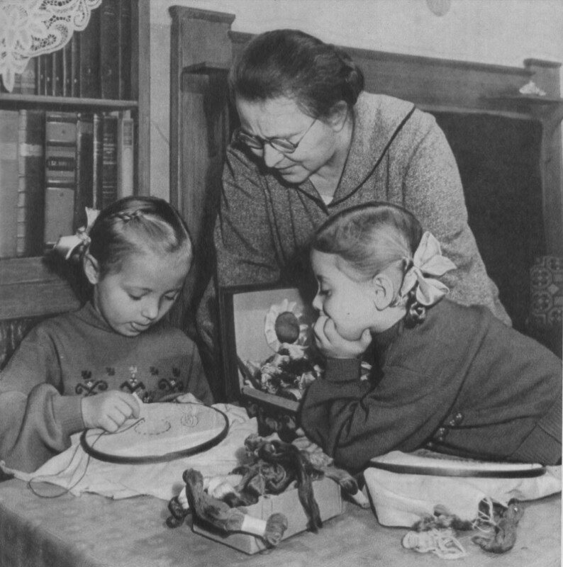Бабушкины уроки. 4 марта День бабушки. история, ретро, фото