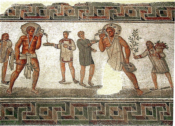 Римская мозаика из Дугги, Тунис (II век н.э.): два раба, несущие винные кувшины, в типичной одежде невольников и с амулетами против сглаза.