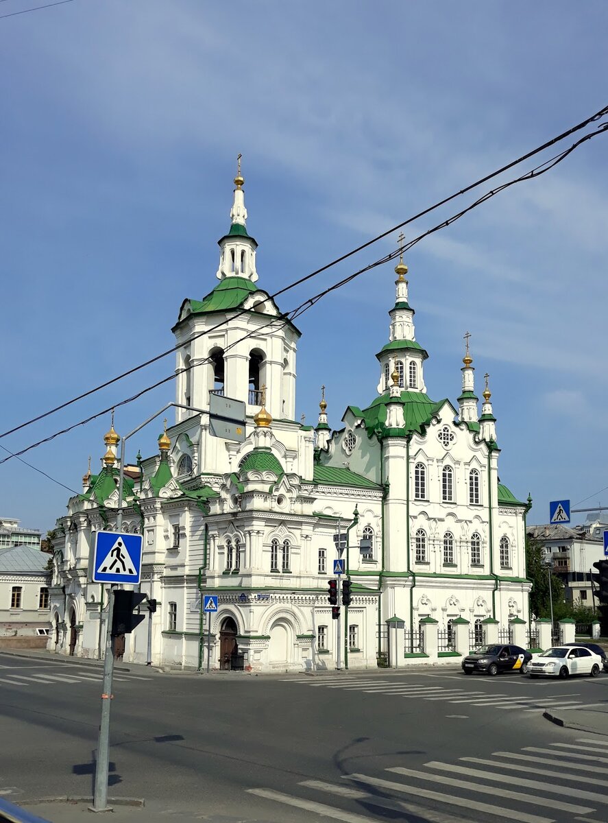 Красивое здание в стиле “сибирского барокко” - Спасская церковь.