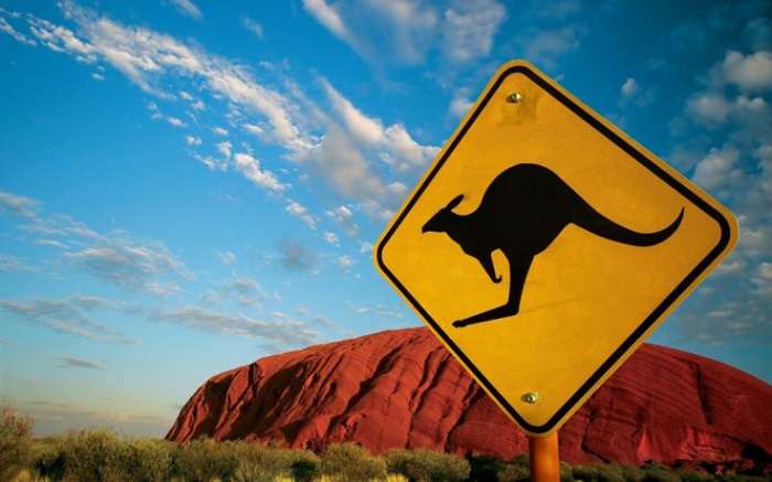 Монолит красного камня, возвышающийся на севере Австралии.
