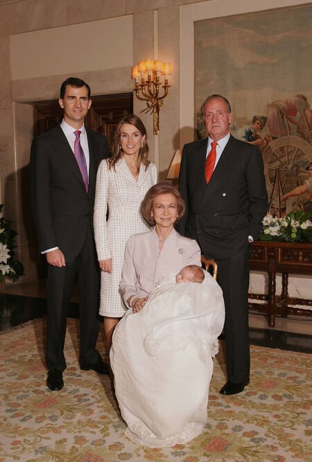 Королева Летиция посетила церемонию передачи флага в платье, которое надевала 15 лет назад Монархи,Новости монархов