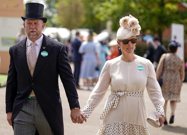 Внучка Елизаветы II Зара Тиндалл и Майк Тиндалл посетили скачки Royal Ascot Монархи,Британские монархи