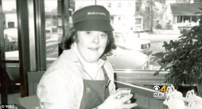 Женщина с синдромом Дауна вышла на пенсию после 32 лет работы в McDonald’s  (7 фото)