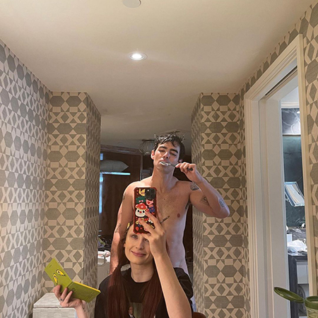 Игры в приставку и фото в обнаженном виде: как Джо Джонас отметил день рождения с женой Софи Тернер Игры в приставку и фото в обнаженном виде: как Джо Джонас отметил день рождения с женой Софи Тернер Звездные пары