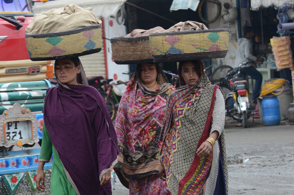 Пакистан как живут. Пакистан жители. Одежда женщин народа Пакистана. Пакистан уровень жизни. Исламабад люди.