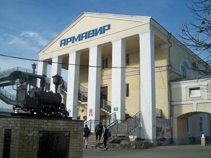 Нынешнее здание вокзала Армавир-Ростовский, являющееся визитной карточкой города, было построено и введено в эксплуатацию в 1951 году.-3