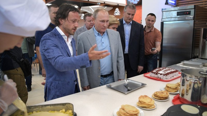 Путин похвалил блины в столовой «Артека»