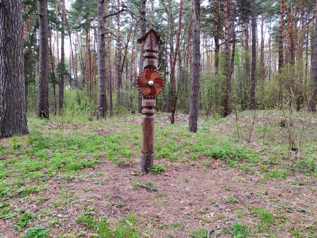 Сказочный лес. Реконструкция погребальных столбов на гнездовских курганах