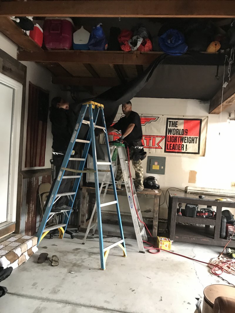 Мотоциклист превратил неприметный гараж в крутое «мужское логово» авто и мото,автоновости,гараж,история