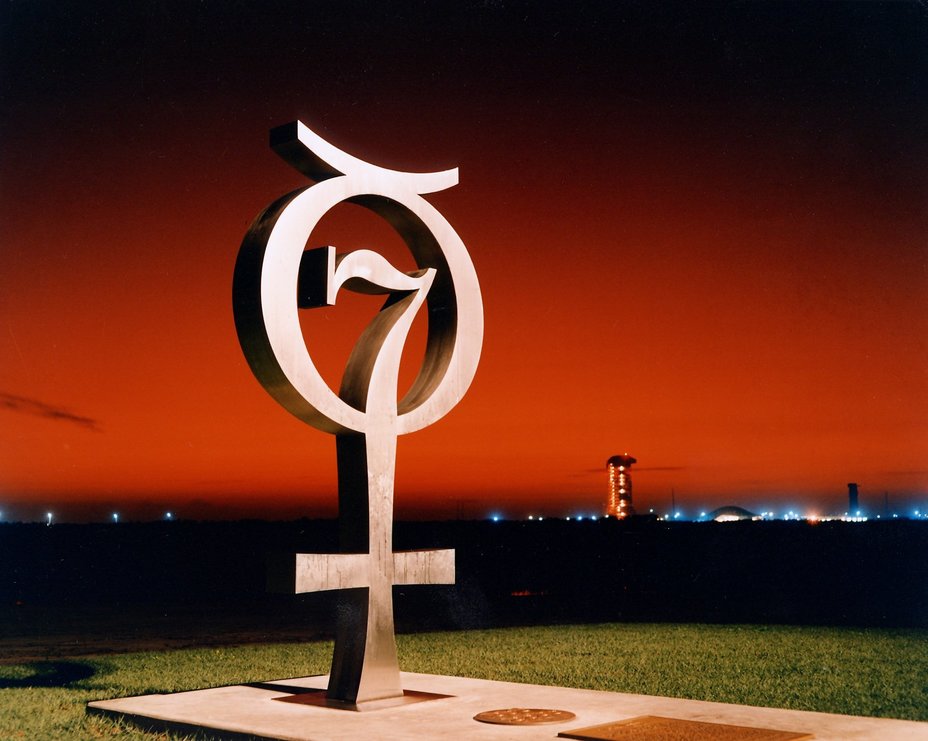 ​Памятник космической программе Mercury, установленный в 1964 году, на фоне стартового комплекса №14 космодрома на мысе Канаверал (штат Флорида). NASA hq.nasa.gov - «Меркурий» против «Востока» | Warspot.ru