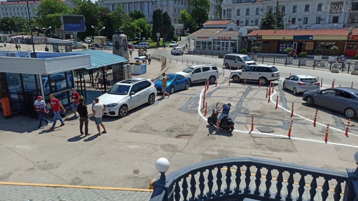 Водителям Севастополя неожиданно пришлось сдавать «змейку» в центре города