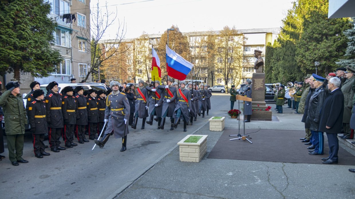 Памятник дважды Герою Советского Союза Плиеву поставили во Владикавказе 