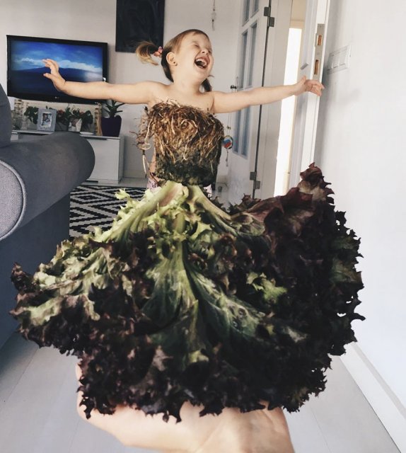 Платье из цветов и овощей: девочка стала звездой социальной сети Платье из цветов и овощей: девочка стала звездой социальной сети женские хобби,поделки,своими руками