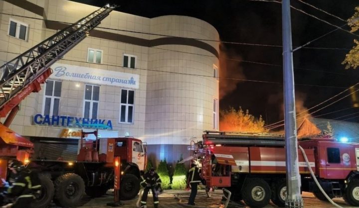 В Курске произошел пожар в магазине «Волшебная страна», с огнем боролись всем миром