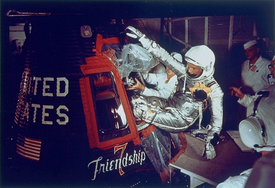 ​Астронавт Джон Гленн забирается в капсулу космического корабля Friendship 7 перед запуском на орбиту; 20 февраля 1962 года. NASA nasa.gov - «Меркурий» против «Востока» | Warspot.ru