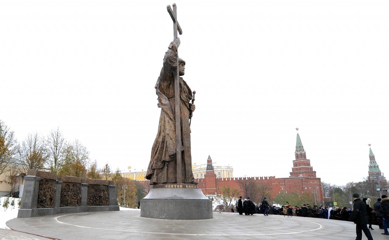 памятник святому владимиру в москве