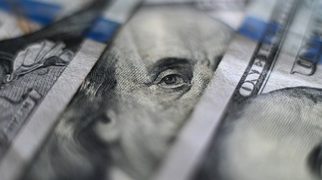 Аналитик Сыроваткин: в ближайшее время курс доллара может упасть из-за роста ставок в США Экономика