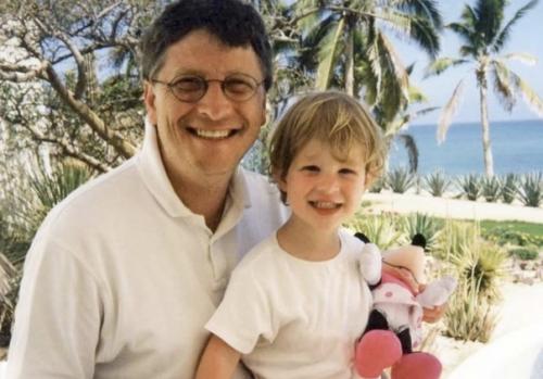 Когда дочь Билла Гейтса пошла в детский сад, Гейтс, желая помочь жене с домашними делами, сам отвозил девочку по утрам.